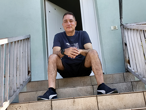 Giuseppe seduto sulle scale