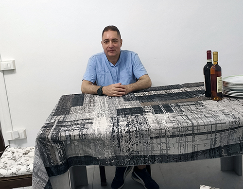 Giuseppe seduto a tavola